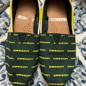 Oregon Ducks SZ M Women’s Shoes 7/8 Slip on Canvas Yellow Green Tom’s look alike
